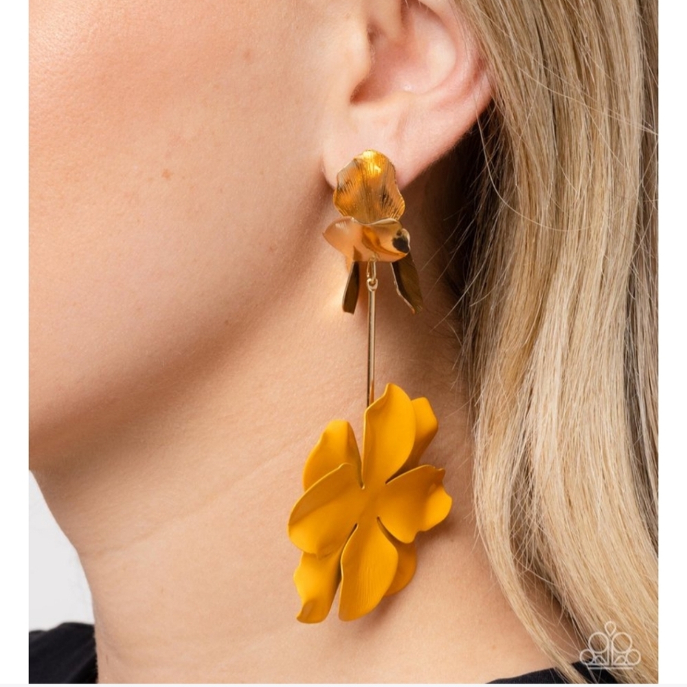 NIB Blooming Gold Earrings